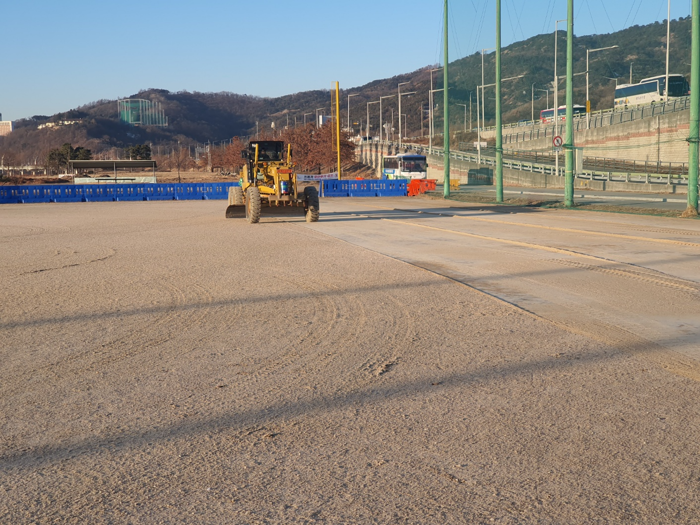 한강시민공원 야구장, 리틀야구장 정비 작업, 소금 살포 및 롤러 작업 (2025.2.17-18...