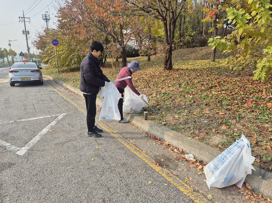 구리왕숙체육공원 외곽 청소(쓰레기 및 담배꽁초 수거) 및 테니스장 낙엽방지망 설치...