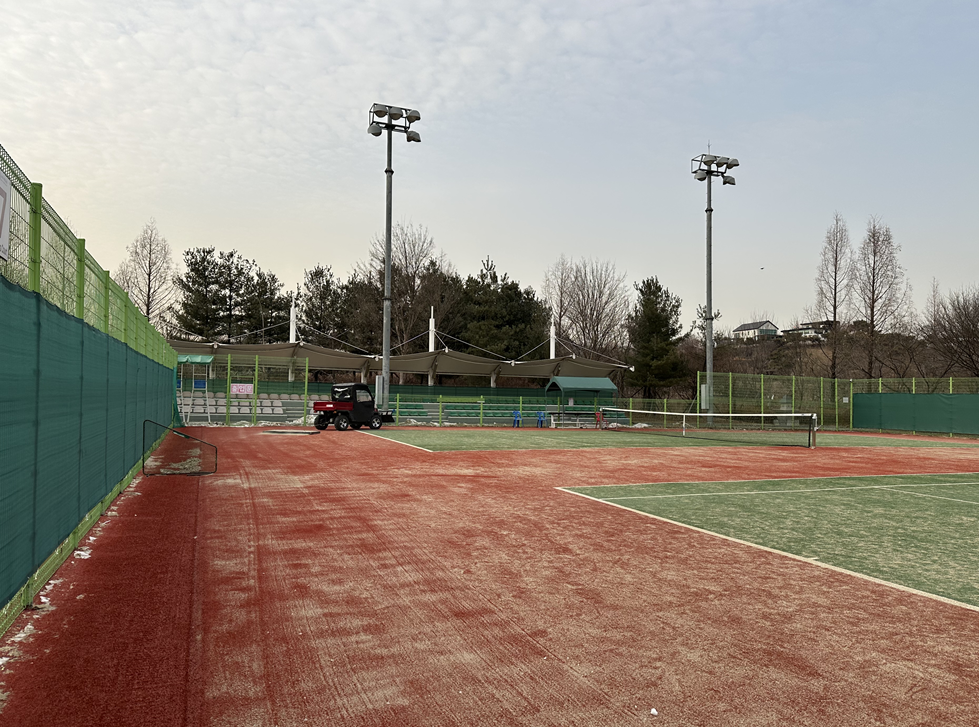 왕숙체육공원 테니스코트 브러싱 및 주차장 태양광 구조물 수리 작업(2026.1.27.)