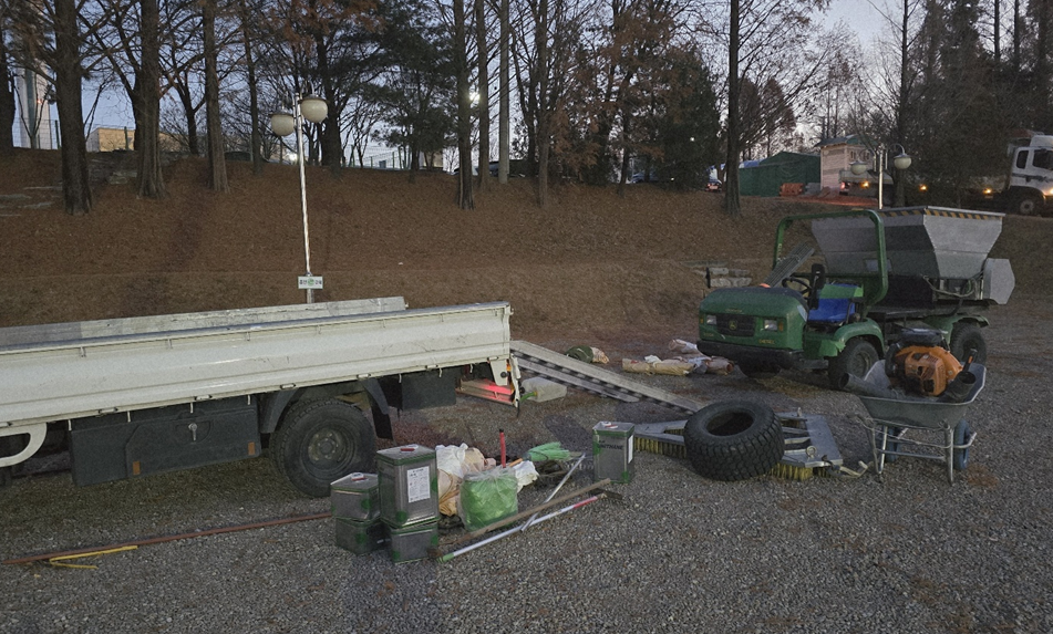 구리시립테니스장 테니스코트 규사 보충 및 브러싱 작업(2025. 12. 3.)